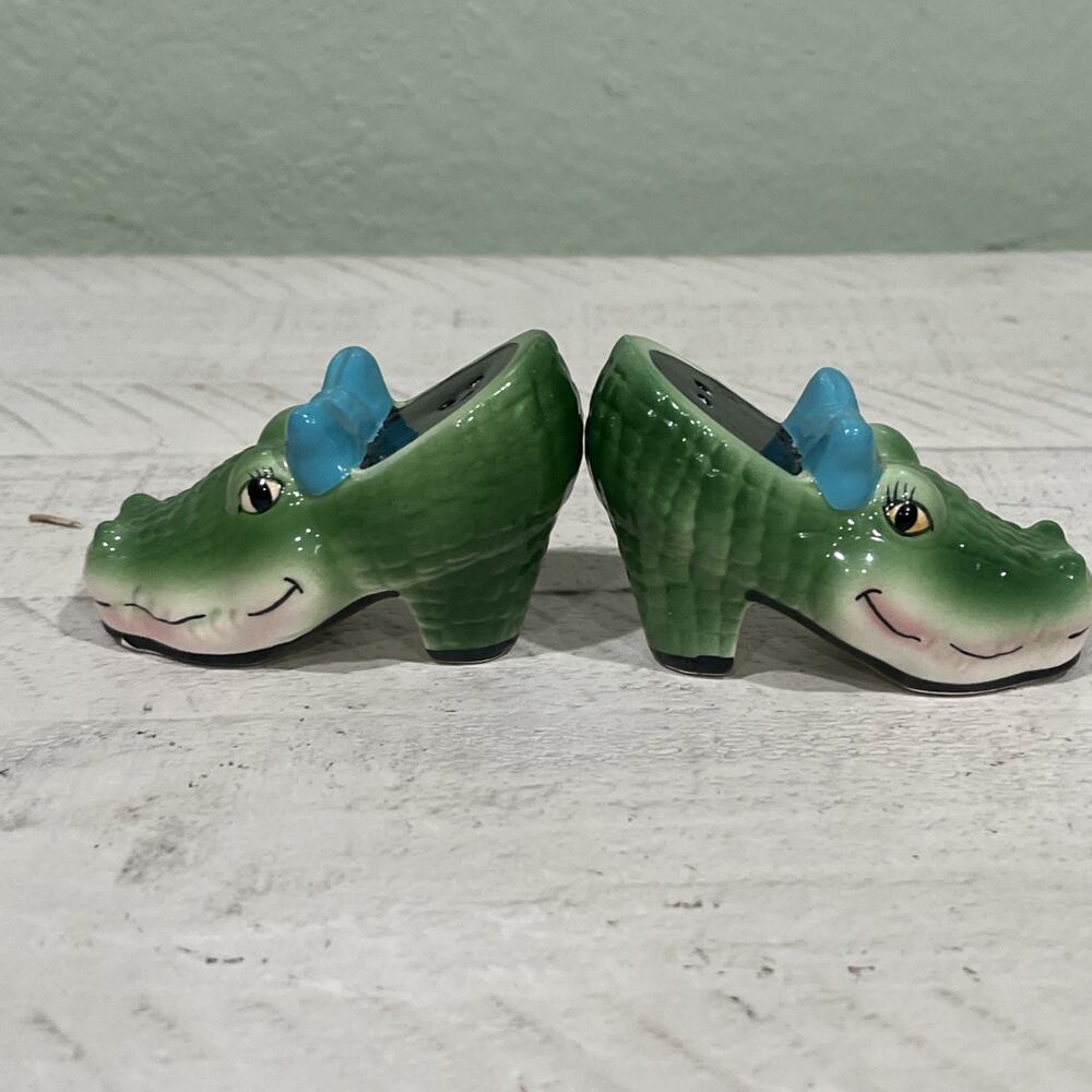Vandor Vintage CROCODILE SHOES Figural Salt & Pepper Shakers Set - Picture 5 of 8